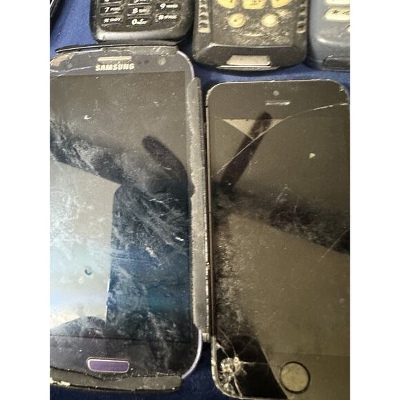 cell phones Lot of 16 older models in need of repair for parts or repair - - Picture 11 of 12